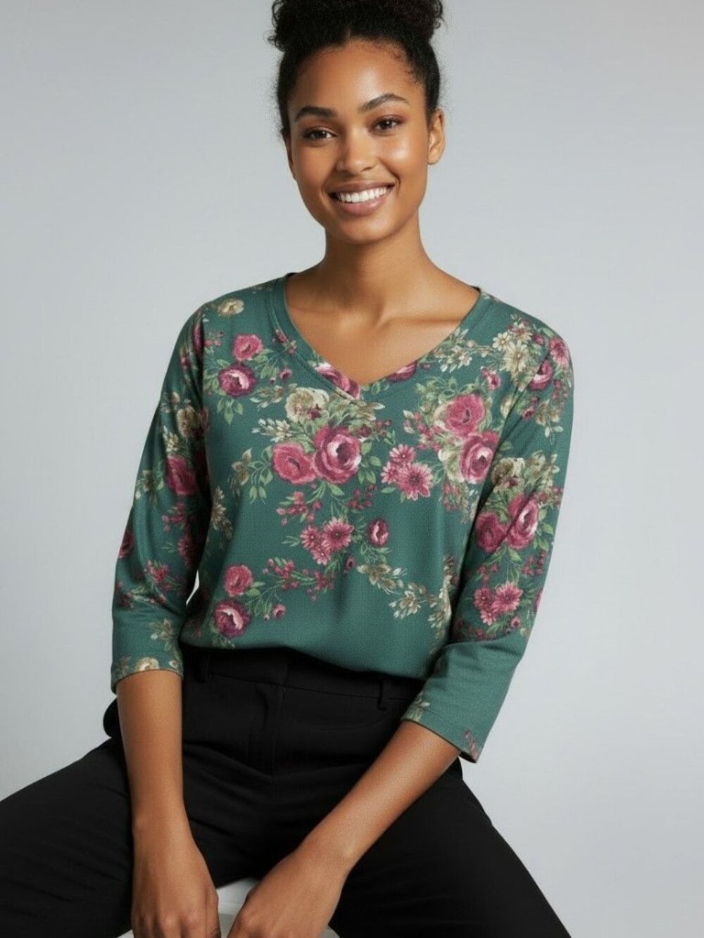 Pioneer Woman stylish blouse with vibrant floral design, Green in size Small